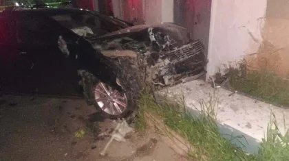 «Вместо тормоза нажала на газ»: женщина на Toyota Camry врезалась в опору жилого дома в Степногорске
