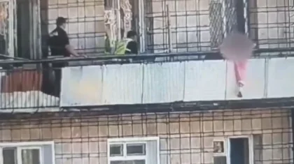 Девушка едва не сорвалась с шестого этажа в Степногорске: кадры спасения