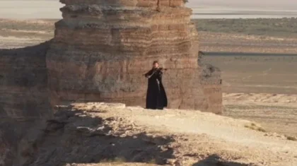 Казахстанка сыграла легендарный «Адай» на фоне Бозжыры и восхитила Казнет (ВИДЕО)
