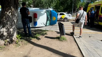Автозак с арестованными опрокинулся  по дороге в суд в Костанае