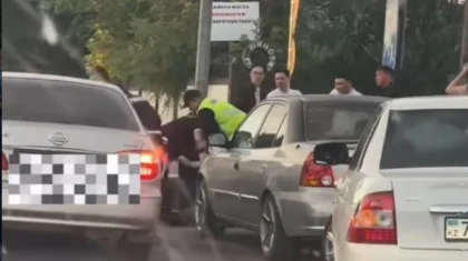 Двое мужчин устроили драку в Караганде и оказали сопротивление полиции (ВИДЕО)