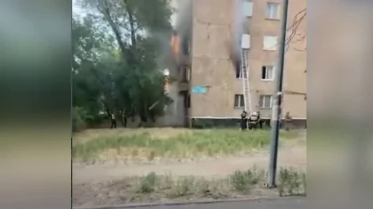 Пожар в пятиэтажке Павлодара: девушка погибла после прыжка из окна второго этажа (ВИДЕО)