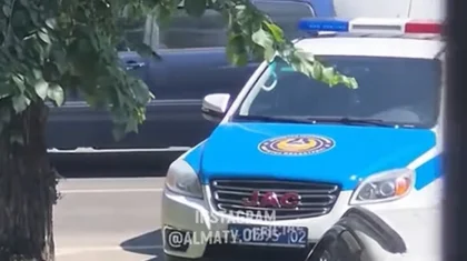 Жительница Алматы бросила камень в полицейский автомобиль и попыталась сбежать (ВИДЕО)