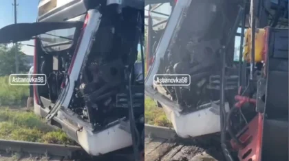 Не уступил дорогу: поезд столкнулся с автобусом в Астане (ВИДЕО)