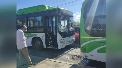 Два автобуса столкнулись в Атырау: шесть человек попали в больницу