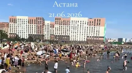 Астанчане спасаются от жары у воды: переполненный пляж сравнили с Гангом (ВИДЕО)
