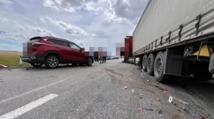Пенсионерка на Kia выехала на встречную полосу и врезалась в грузовик в Костанайской области
