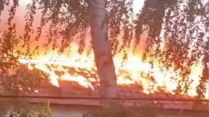 Восемь квартир сгорели при крупном пожаре в бараке в Алматинской области