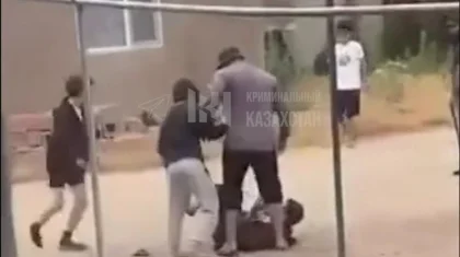 Толпа подростков на глазах у взрослых избила мужчин на улице в Каскелене