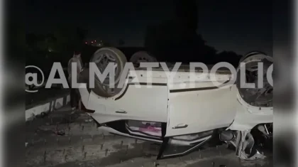 Автомобиль влетел в опору путепровода и перевернулся в Алматы (ВИДЕО)