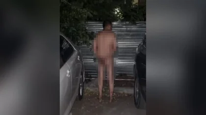 В Астане сняли на видео голого мужчину, разгуливавшего во дворе ЖК