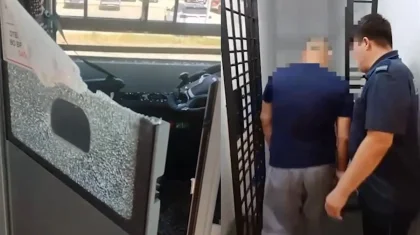 Из-за пропущенной остановки пассажир разбил стекло в автобусе в Астане (ВИДЕО)