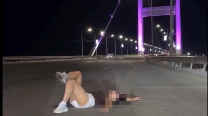 Опасный кадр ради лайков: женщину наказали за фотосессию на мосту в Семее