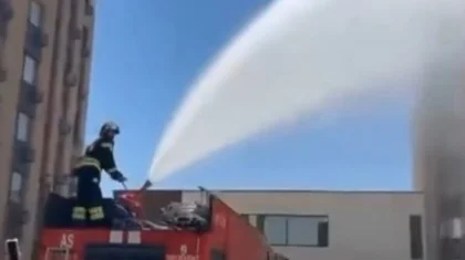 Шымкентские пожарные «разогнали детский митинг» водой (ВИДЕО)