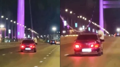 Видео опасной поездки на мосту в Семее: пассажир ехал, сидя на двери автомобиля
