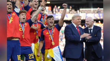 Трамп не захотел уходить со сцены и помешал испанцам поднять Кубок мира (ВИДЕО)