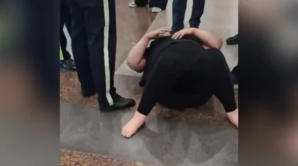 Лежащую на полу пассажирку сняли на видео в аэропорту Астаны