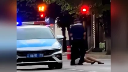 Полиция объяснила видео с девушкой, сидевшей прямо на дороге в Алматы