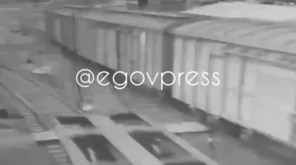 Видео из Шу: женщина оказалась под поездом при переходе путей