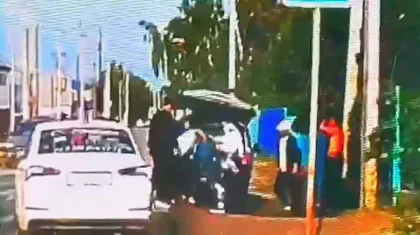 Затолкали в багажник Lexus и увезли: похищение мужчины попало на видео в Актобе