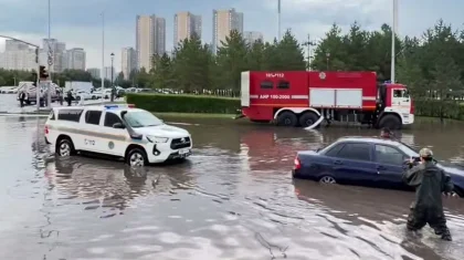 Мощный ливень в Астане: спасатели вытаскивают автомобили, коммунальщики на усилении