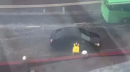 Водитель не оставил курьера под ливнем в Павлодаре - видео растрогало соцсети