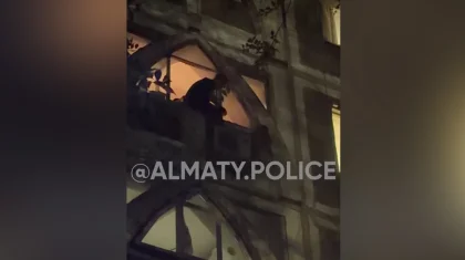 Не дали совершить трагический шаг: полицейские спасли женщину в Алматы (ВИДЕО)