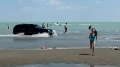 Водитель катался по воде Балхаша среди отдыхающих: его арестовали (ВИДЕО)