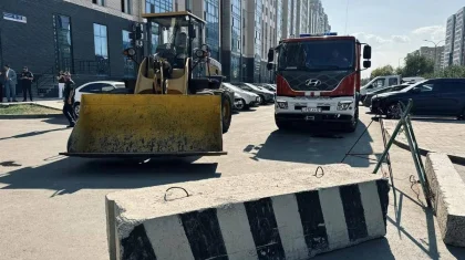Незаконные шлагбаумы и бетонные блоки начали убирать из дворов многоэтажек Астаны