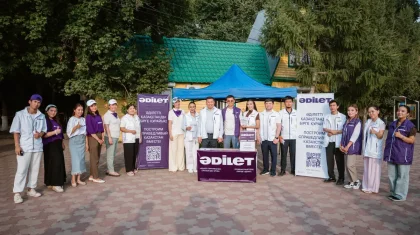 Представители «Әділет» провели встречу с жителями в городском парке в Уральске