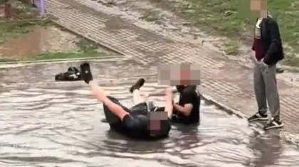 «Жизнь без кредитов»: купавшихся в луже астанчан отправили в изолятор (ВИДЕО)