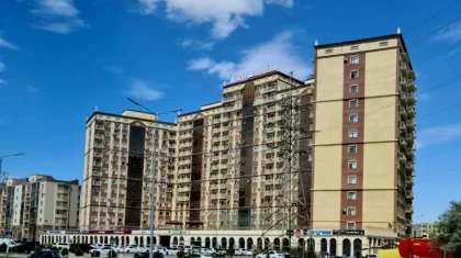 Мужчина сорвался с балкона 12-го этажа многоэтажки в Актау и погиб