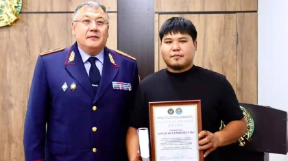 «Не говорите код! Это мошенники»: таксиста наградили за помощь бабушке в ВКО