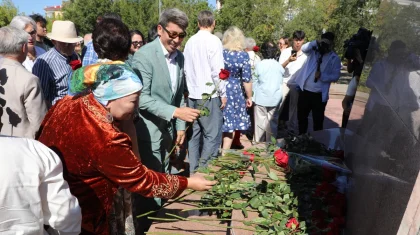 Наследие великого мыслителя: карагандинцы отметили 181-летие Абая Кунанбаева