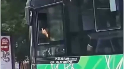 Водитель автобуса показал средний палец: полиция Алматы отреагировала на инцидент