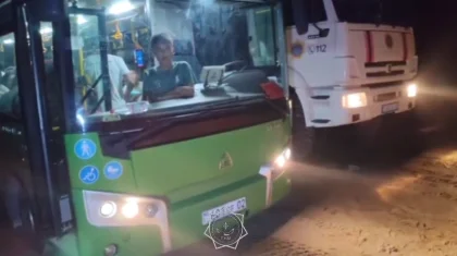 27 пассажиров спасли из застрявшего в грязи автобуса в Конаеве (ВИДЕО)