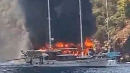 Туристическое судно загорелось у берегов Турции: на борту находились 115 человек (ВИДЕО)