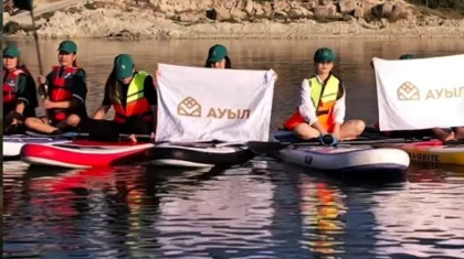 Молодые активисты партии «Ауыл» провели акцию на Каспийском море