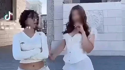 Иностранка сняла видео с нецензурной бранью у Триумфальной арки и получила штраф (ВИДЕО)