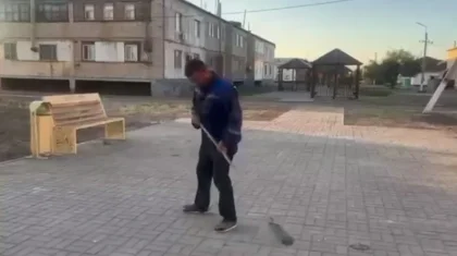 Жителя Кызылординской области отправили подметать улицы за мат в TikTok (ВИДЕО)