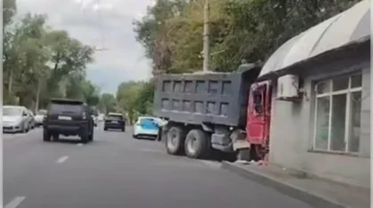 КамАЗ без водителя въехал в остановочный киоск в Алматы (ВИДЕО)