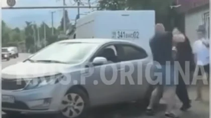 Водитель Mercedes устроил драку из-за отказа уступить дорогу в Алматы (ВИДЕО)
