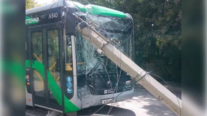 Автобус врезался в опору освещения в Астане