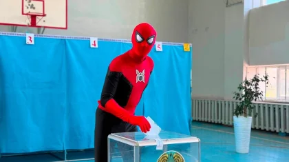 «Человек-паук» проголосовал на выборах в Актау