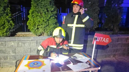 Пожар повышенного ранга в многоэтажке Алматы: спасатели эвакуируют жильцов