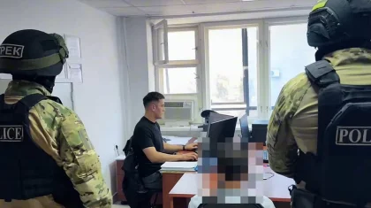 На бомжей оформляли банковские карты: дропповода задержали в Уральске