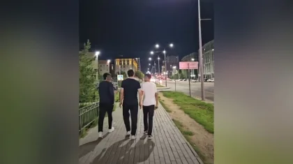 Стеклянную бутылку с водой сбросили на прохожих в Астане (ВИДЕО)