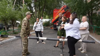 Шлагбаум во дворе многоэтажки помешал пожарным: в Павлодаре разгорелся конфликт с жильцами
