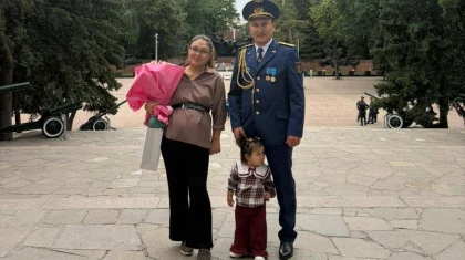 Подавилась жевательной резинкой: майор в Алматы спас девушку (ВИДЕО)