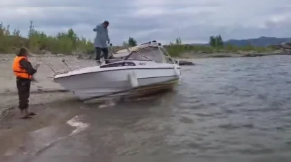 Двум отдыхающим помогли выбраться с мели на Бухтарминском водохранилище